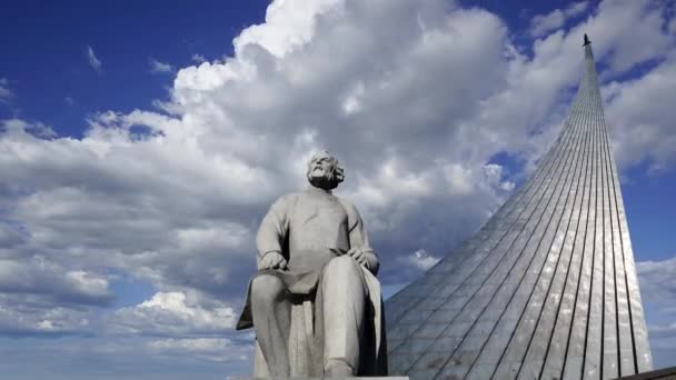 Monumen Tsiolkovsky Dan Penakluk Monumen Ruang Angkasa Terhadap Awan Bergerak — Stok Video