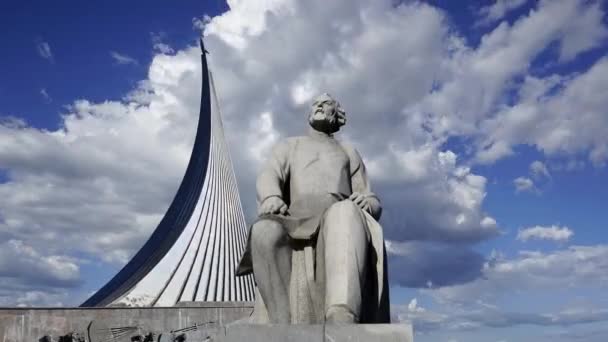 Monument Tsiolkovsky Aux Conquérants Espace Monument Contre Les Nuages Mouvants — Video