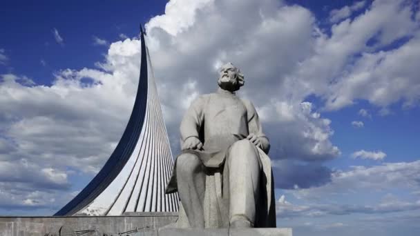 Monumento Tsiolkovsky Conquistadores Monumento Espacial Contra Nuvens Movimento Parque Livre — Vídeo de Stock