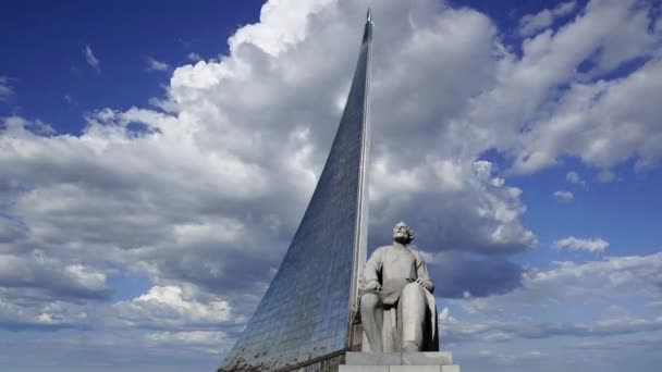 Monument Voor Tsiolkovsky Veroveraars Van Ruimte Monument Tegen Bewegende Wolken — Stockvideo