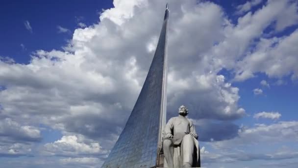Monumento Tsiolkovsky Conquistatori Dello Spazio Monumento Contro Nuvole Movimento Nel — Video Stock