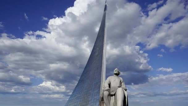 Tsiolkovsky Uzay Anıtı Fatihleri Anıtı Hareket Halindeki Bulutlara Karşı Vdnk — Stok video