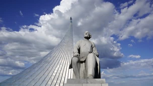 Monument Voor Tsiolkovsky Veroveraars Van Ruimte Monument Tegen Bewegende Wolken — Stockvideo