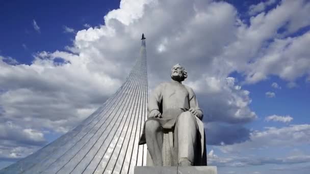Monumento Tsiolkovsky Conquistadores Monumento Espacial Contra Nuvens Movimento Parque Livre — Vídeo de Stock