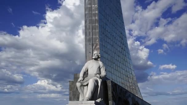 Tsiolkovsky Uzay Anıtı Fatihleri Anıtı Hareket Halindeki Bulutlara Karşı Vdnk — Stok video
