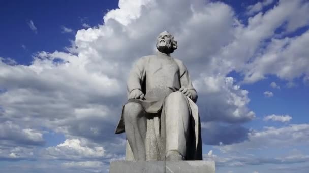 Monumento Tsiolkovsky Perto Dos Conquistadores Monumento Espacial Contra Nuvens Movimento — Vídeo de Stock
