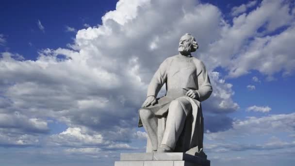 Monument Voor Tsiolkovsky Bij Veroveraars Van Ruimte Monument Tegen Bewegende — Stockvideo