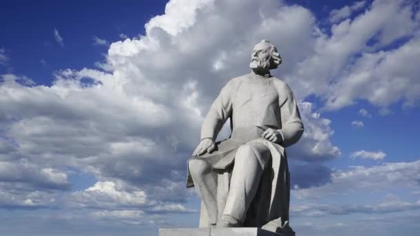 Monumento Tsiolkovsky Perto Dos Conquistadores Monumento Espacial Contra Nuvens Movimento — Vídeo de Stock