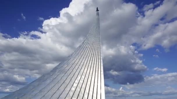 Veroveraars Van Ruimte Monument Tegen Bewegende Wolken Het Park Buiten — Stockvideo