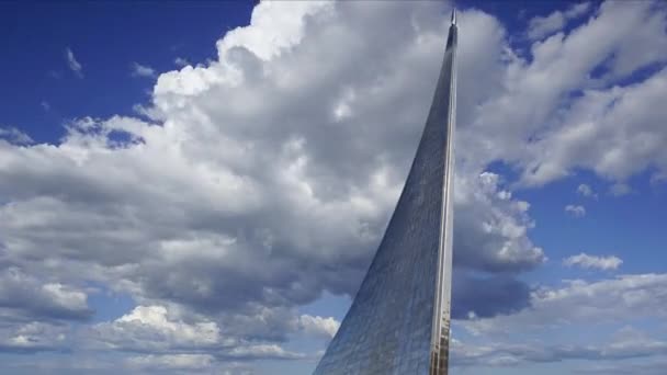 Conquistadores Monumento Espacial Contra Nuvens Movimento Parque Livre Museu Cosmonautics — Vídeo de Stock