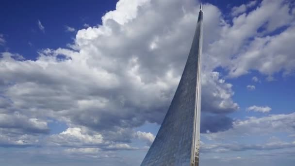 Zdobywcy Pomnika Kosmicznego Przed Ruchomymi Chmurami Parku Świeżym Powietrzu Muzeum — Wideo stockowe