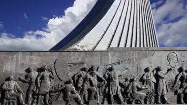 Uzay Anıtı Fatihleri (hareket eden bulutlara karşı) VDNK sergi merkezi yakınlarındaki Kozmonotlar Müzesi 'nin parkında, Moskova, Rusya    