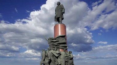 Vladimir Lenin Anıtı (1985, Heykeltıraş Kerbel ve Mimar Makarevich) Moskova şehir merkezi (Kaluzhskaya Meydanı) üzerindeki hareketli bulutların manzarası. Popüler dönüm noktası