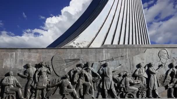 Conquérants Monument Espace Contre Les Nuages Mouvants Dans Parc Extérieur — Video