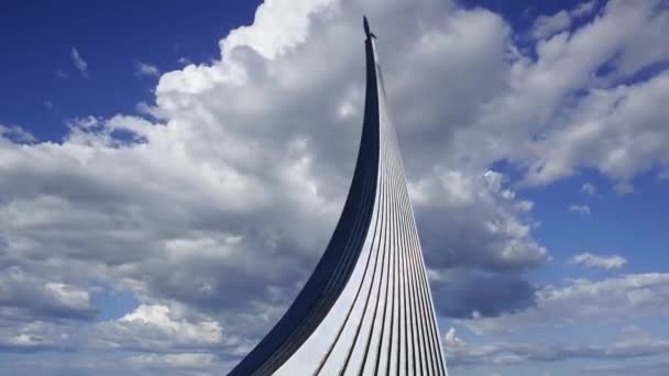Eroberer Des Weltraumdenkmals Gegen Die Sich Bewegenden Wolken Park Vor — Stockvideo