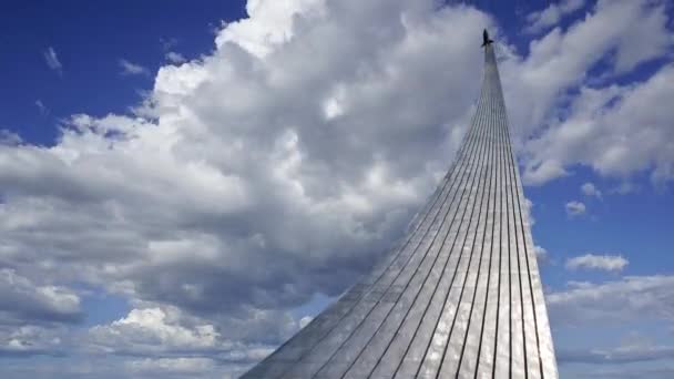 Veroveraars Van Ruimte Monument Tegen Bewegende Wolken Het Park Buiten — Stockvideo