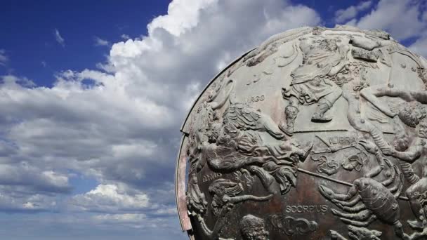 Hemelse Globes Tegen Bewegende Wolken Nabij Monument Van Sovjet Ruimtevlucht — Stockvideo