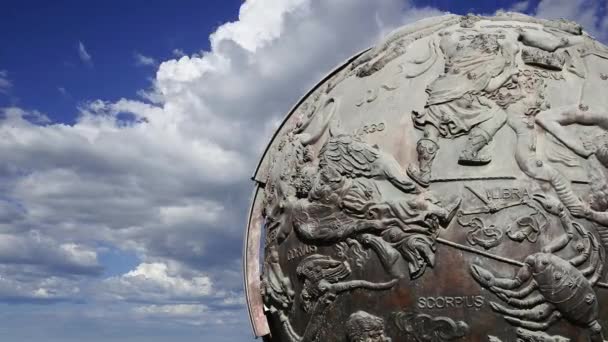 Hemelse Globes Tegen Bewegende Wolken Nabij Monument Van Sovjet Ruimtevlucht — Stockvideo