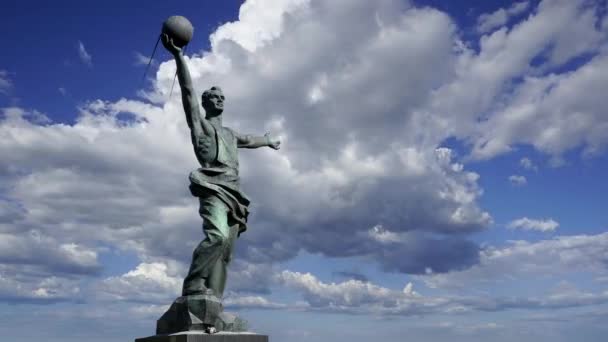 彫刻の複合体 最初の衛星 モスクワで ロシア 記念碑の台座の上に碑文が打たれました 地球の最初の衛星の創造者に 1957年 ロシア語で 作者はS コブナー — ストック動画