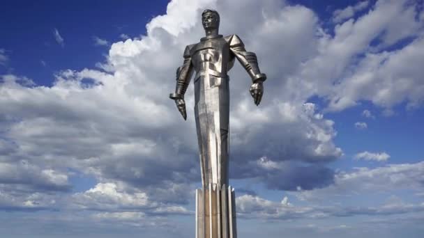 移動雲に対してユーリ ガガーリン 5メートルの高さの台座と像 への記念碑は 宇宙で旅行する最初の人 ロシアのモスクワにあるレニンスキー プロスペクトにあります — ストック動画