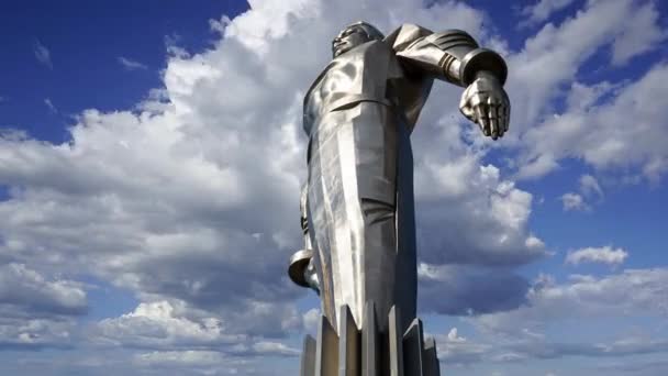 Monumento Yuri Gagarin Metros Altura Pedestal Estátua Contra Nuvens Movimento — Vídeo de Stock
