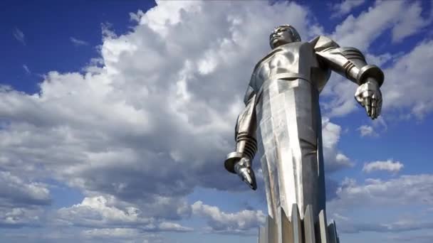 Monument Yuri Gagarin Meter High Pedestal Statue Moving Clouds First — Stock Video