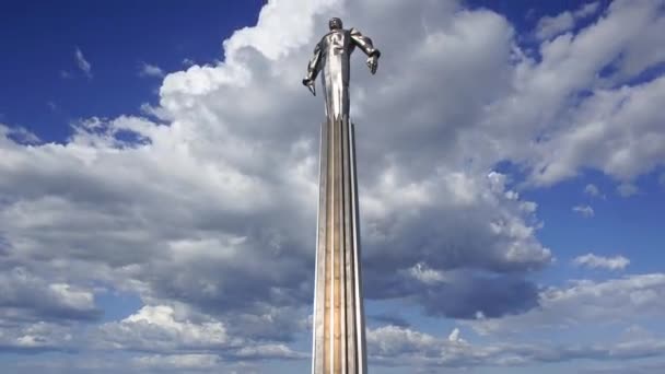 加加林纪念碑 5米高的基座和雕像 顶住移动的云彩 第一个在太空旅行的人 它位于俄罗斯莫斯科的列宁斯基普罗斯潘特 — 图库视频影像
