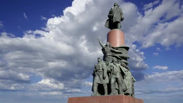 列宁纪念碑 1985年 雕塑家Kerbel和建筑师Makarevich 映衬着移动的云彩 莫斯科市中心 Kaluzhskaya广场 俄罗斯 受欢迎的地标 — 图库视频影像
