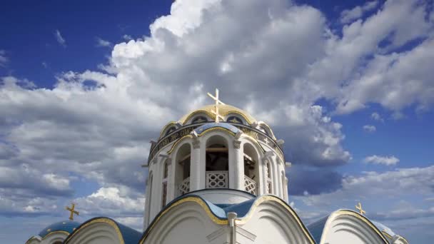 Kirche Des Schutzes Der Gottesmutter Yasenevo Gegen Die Sich Bewegenden — Stockvideo
