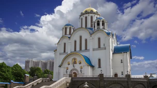 保护上帝之母教堂 亚森纳沃 在移动的云彩面前 俄罗斯莫斯科 该寺始建于2009年 费用由捐款支付 — 图库视频影像