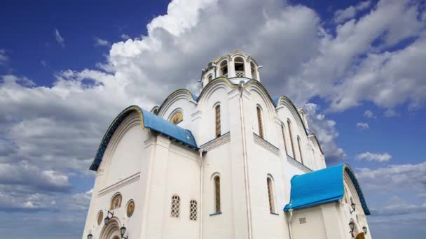 Gereja Perlindungan Bunda Allah Yasenevo Melawan Awan Bergerak Moskwa Rusia — Stok Video