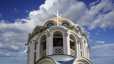 Yasenevo 'daki Meryem Ana' nın Korunması Kilisesi (hareket eden bulutlara karşı), Moskova, Rusya. Tapınak 2009 yılında kurulmuş ve bağışlardan gelen ücretle satın alınmış. 