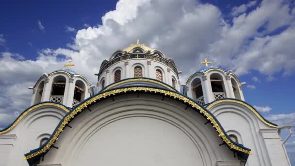 Церковь Покрова Пресвятой Богородицы Ясенево Против Движущихся Облаков Москва Россия — стоковое видео