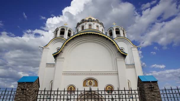 Kyrkan För Skydd Guds Moder Yasenevo Mot Rörliga Molnen Moskva — Stockvideo