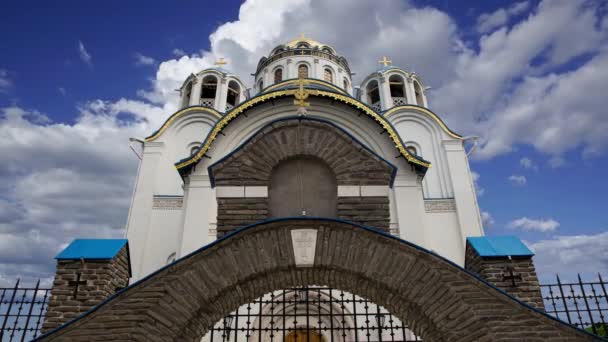 Igreja Proteção Mãe Deus Yasenevo Contra Nuvens Movimento Moscou Rússia — Vídeo de Stock