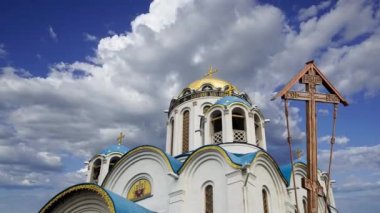 Yasenevo 'daki Meryem Ana' nın Korunması Kilisesi (hareket eden bulutlara karşı), Moskova, Rusya. Tapınak 2009 yılında kurulmuş ve bağışlardan gelen ücretle satın alınmış. 