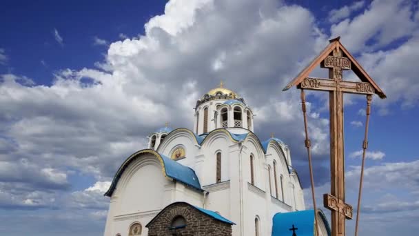 Kerk Van Bescherming Van Moeder Gods Yasenevo Tegen Bewegende Wolken — Stockvideo