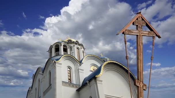 Kerk Van Bescherming Van Moeder Gods Yasenevo Tegen Bewegende Wolken — Stockvideo