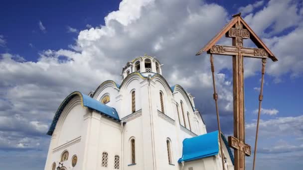 Kerk Van Bescherming Van Moeder Gods Yasenevo Tegen Bewegende Wolken — Stockvideo