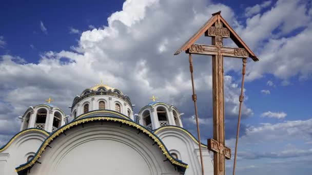 Kerk Van Bescherming Van Moeder Gods Yasenevo Tegen Bewegende Wolken — Stockvideo