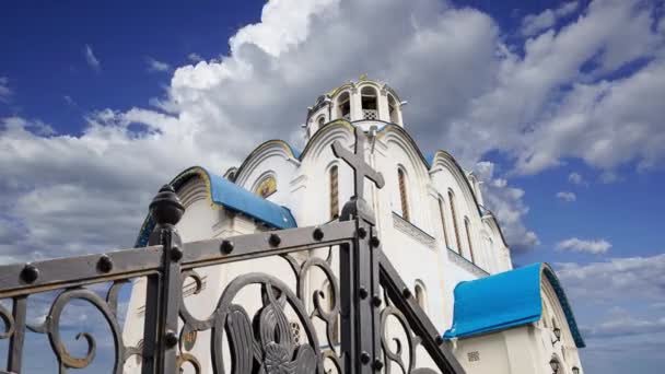 Kyrkan För Skydd Guds Moder Yasenevo Mot Rörliga Molnen Moskva — Stockvideo