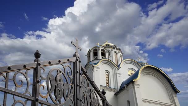 Kyrkan För Skydd Guds Moder Yasenevo Mot Rörliga Molnen Moskva — Stockvideo