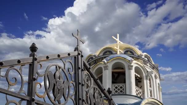 Kerk Van Bescherming Van Moeder Gods Yasenevo Tegen Bewegende Wolken — Stockvideo