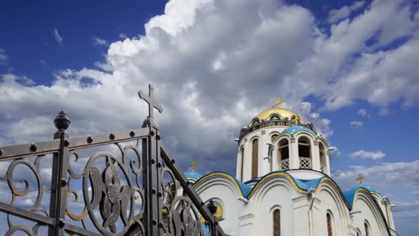 Igreja Proteção Mãe Deus Yasenevo Contra Nuvens Movimento Moscou Rússia — Vídeo de Stock