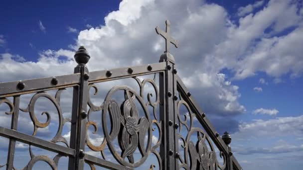 Orthodox Kruis Tegen Bewegende Wolken — Stockvideo