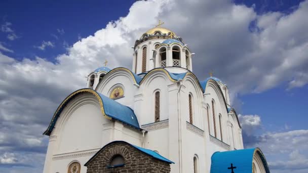 Церковь Покрова Пресвятой Богородицы Ясенево Против Движущихся Облаков Москва Россия — стоковое видео