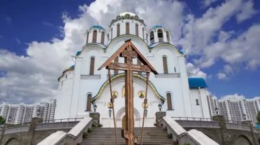 Yasenevo 'daki Meryem Ana' nın Korunması Kilisesi (hareket eden bulutlara karşı), Moskova, Rusya. Tapınak 2009 yılında kurulmuş ve bağışlardan gelen ücretle satın alınmış. 