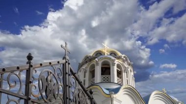 Yasenevo 'daki Meryem Ana' nın Korunması Kilisesi (hareket eden bulutlara karşı), Moskova, Rusya. Tapınak 2009 yılında kurulmuş ve bağışlardan gelen ücretle satın alınmış. 