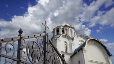 Yasenevo 'daki Meryem Ana' nın Korunması Kilisesi (hareket eden bulutlara karşı), Moskova, Rusya. Tapınak 2009 yılında kurulmuş ve bağışlardan gelen ücretle satın alınmış. 