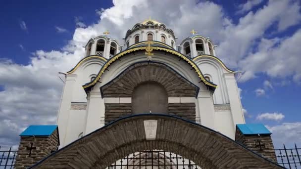 Церковь Покрова Пресвятой Богородицы Ясенево Против Движущихся Облаков Москва Россия — стоковое видео